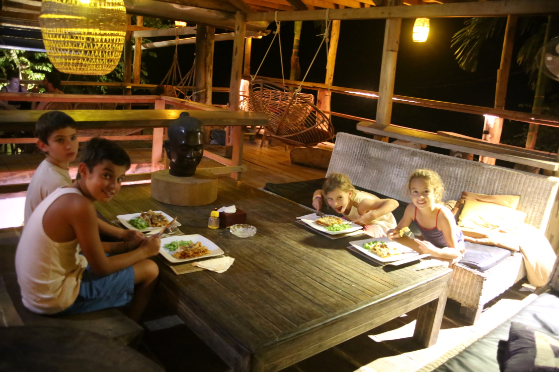 Kep, petite ville sur les bords du golfe de ThaÃ¯lande. On a profitÃ© de ce lieu pour passer quelques jours avec la famille franÃ§aise rencontrÃ©e Ã  PÃ©kin.
On Ã©tait tous ravis !
Petit clin d'oeil Ã  Caroline qui nous a conseillÃ© la guesthouse Kepmandou, vraiment trÃ¨s sympa pour passer de bonnes soirÃ©es !