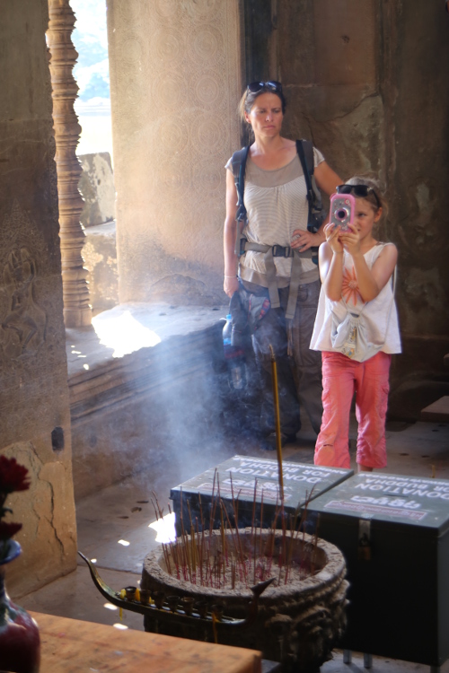 Angkor Wat.
Notre petite photographe.