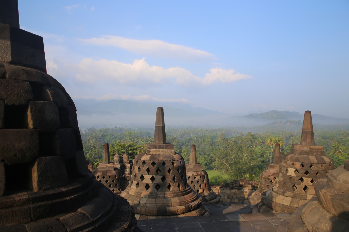 Java. Borobudur.
Le temple est construit comme un mandala (vu du ciel), composÃ© de 6 terrasses carrÃ©es, et 3 terrasses circulaires, sur lesquelles on trouve les stupas cachant des bouddhas.