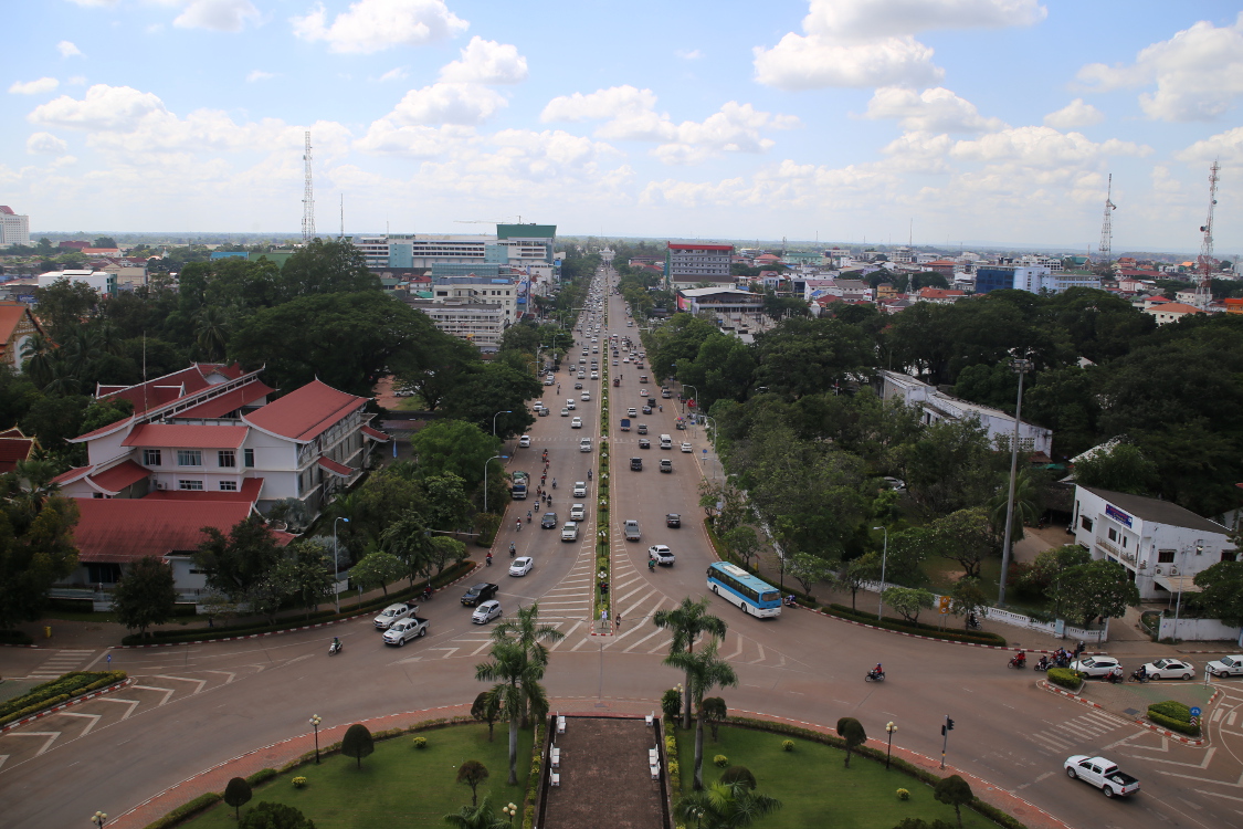 Vientiane, capitale aux allures de petite ville provinciale.
Au bout de l'avenue, le palais prÃ©sidentiel, et au loin, la ThaÃ¯lande, de l'autre cÃ´tÃ© du MÃ©kong.