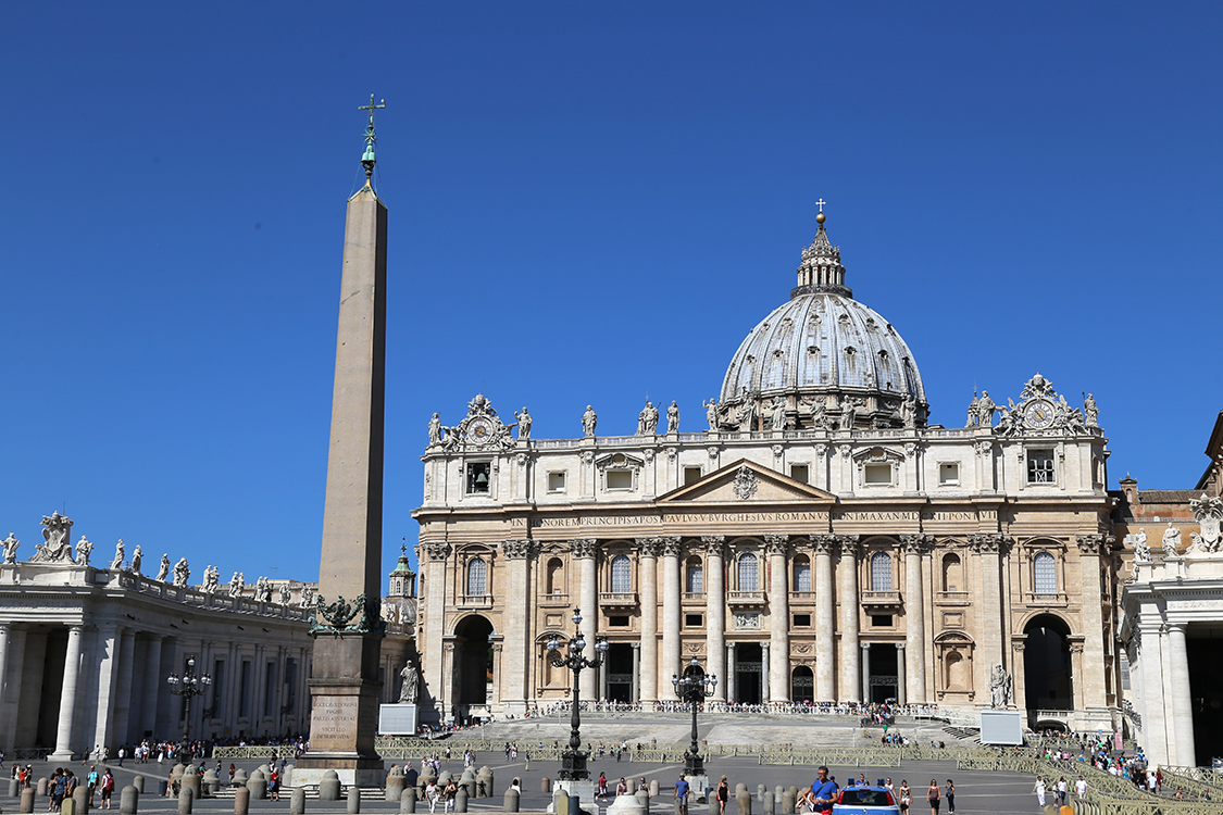 Vatican.
La place Saint-Pierre et sa basilique, la plus grande du monde.
Le Christ aurait dit : 