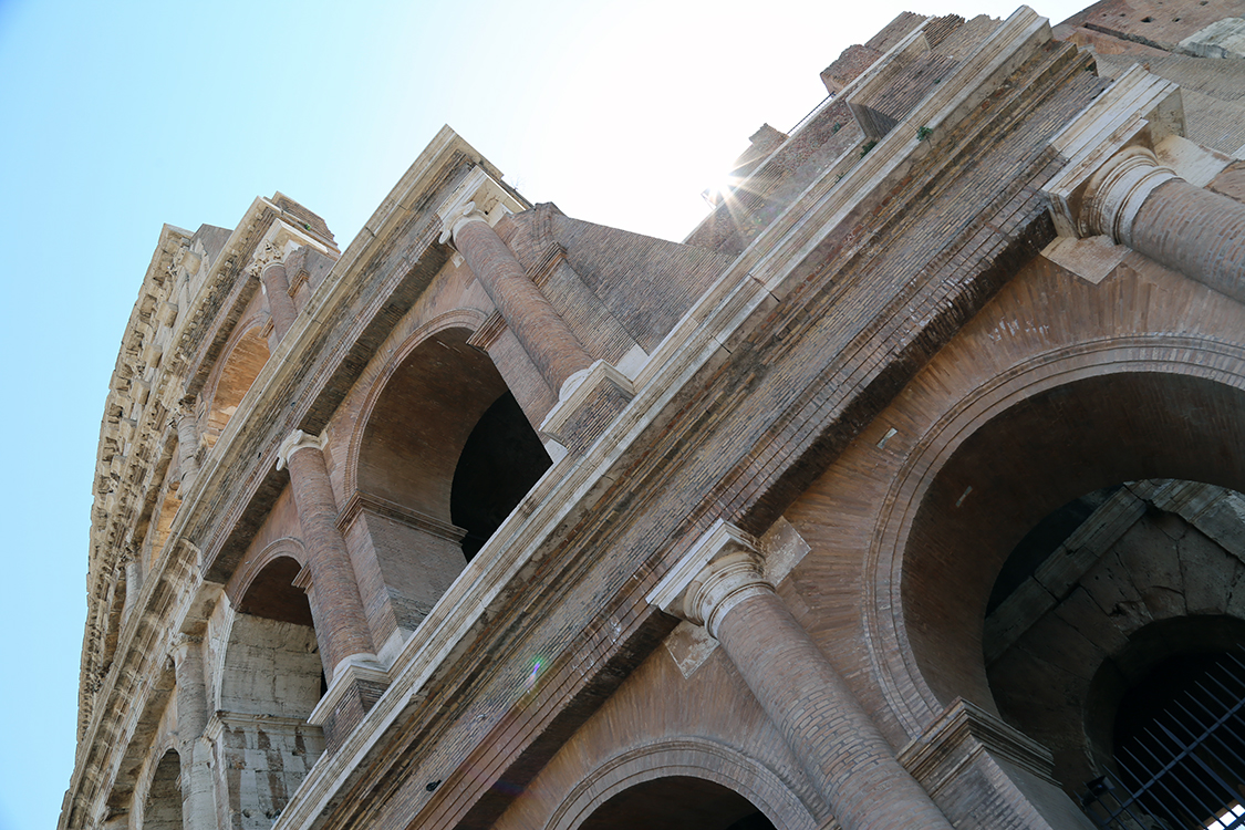 Rome.
Le ColisÃ©e... le plus grand amphithÃ©Ã¢tre romain.
PrÃ¨s de 2000 ans d'existence et il impressionne toujours par sa taille.