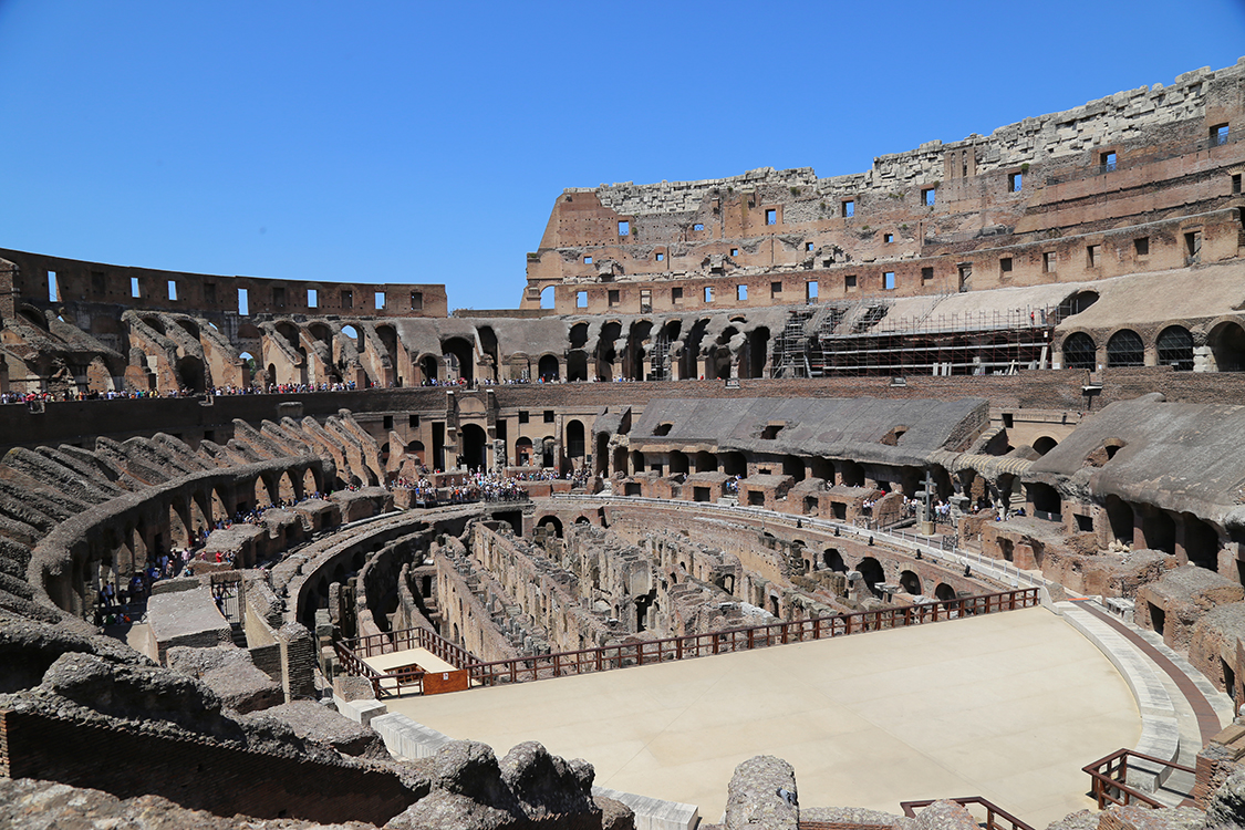 Rome.
50 000 personnes pouvaient prendre place sur les gradins.
La plate-forme en bois qui servait d'arÃ¨ne a disparue et laisse apparaÃ®tre les galeries souterraines qui faisaient offices de coulisses.