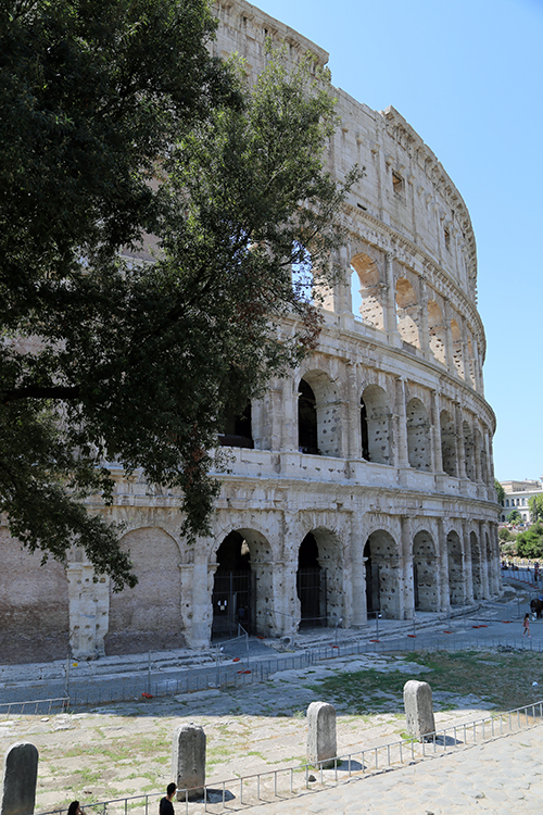 Rome.
Sous les 160 arcs des 2Ã¨me et 3Ã¨me niveaux se trouvaient des statues. Ce devait Ãªtre grandiose !
Le ColisÃ©e a Ã©tÃ© utilisÃ© pour des spectacles pendant prÃ¨s de 500 ans !