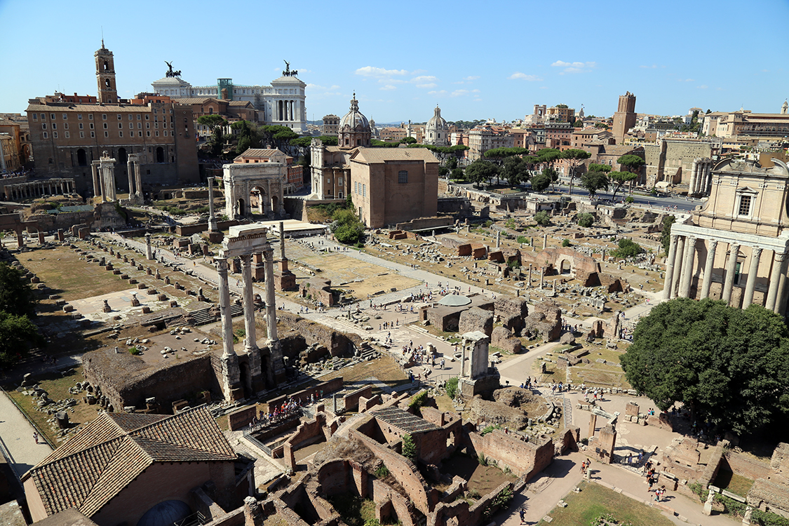 Rome.
Le forum romain, le centre historique de Rome et de l'empire romain. On peut voir des vestiges dont Romain (le nÃ´tre !) connaÃ®t bien les histoires pour les avoir Ã©tudiÃ©es cette annÃ©e.
Il parcourait le lieu pour trouver notamment le temple de Vesta, l'un des plus anciens temples oÃ¹ l'on conservait le feu sacrÃ© de Vesta, dÃ©esse du foyer domestique, qui devait Ãªtre ravivÃ© sans cesse sous peine de grands malheurs.
