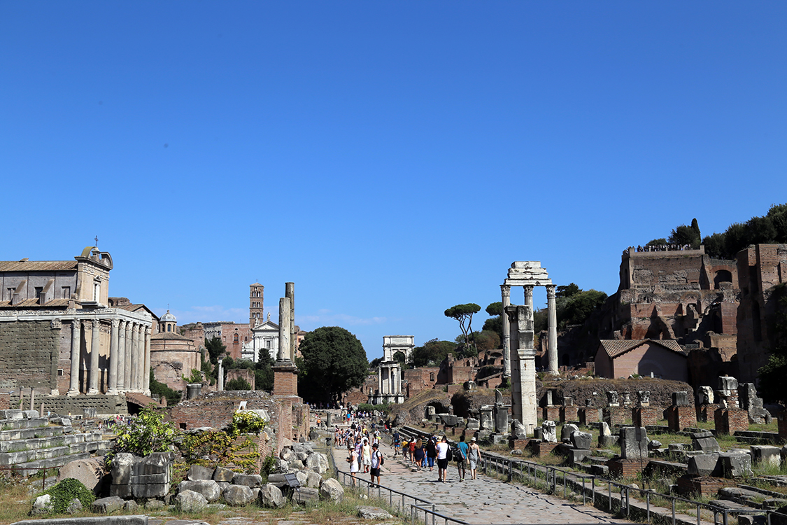 Rome.
Nous voici sur la Via Sacra, lÃ  oÃ¹ dÃ©filaient les gÃ©nÃ©raux vainqueurs et leurs soldats lors de la cÃ©lÃ©bration de leur triomphe.
Elle traverse tout le forum.