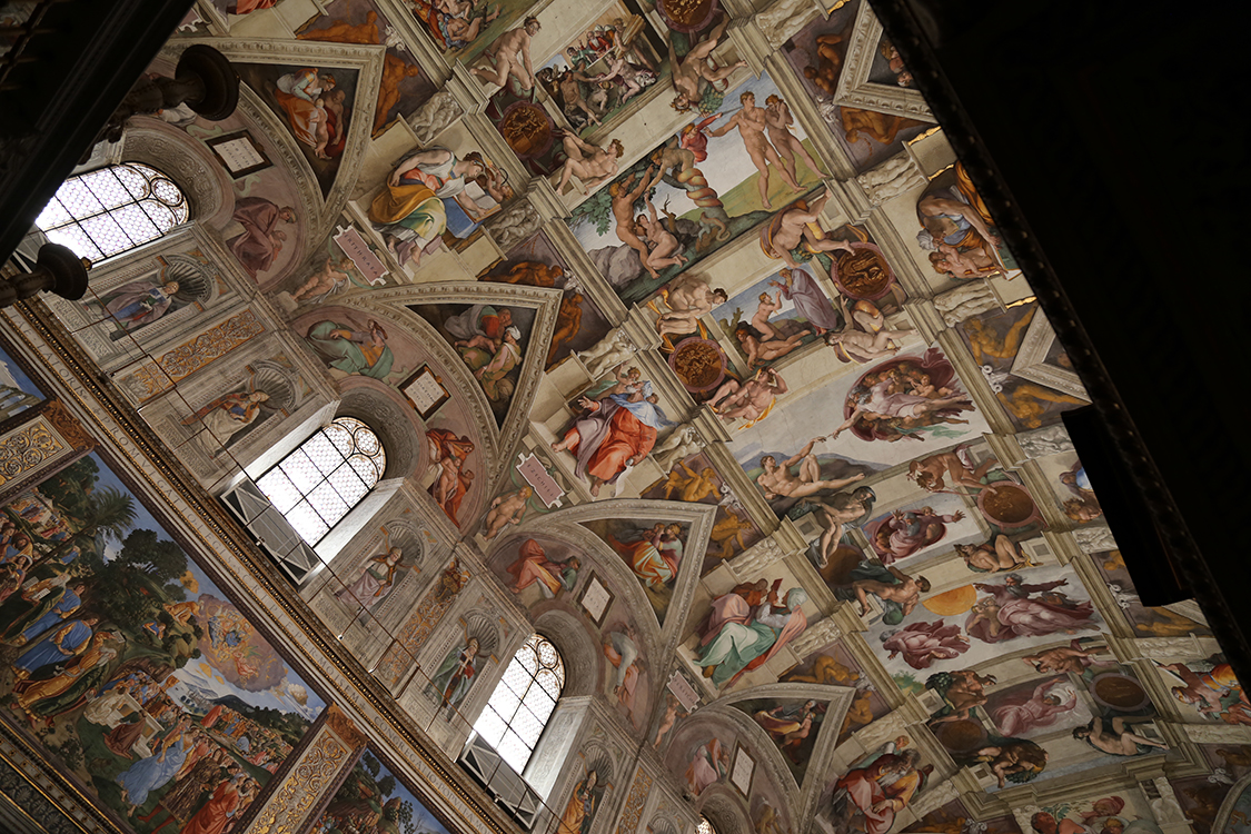 MusÃ©e du Vatican.
La chapelle Sixtine...
Rien que le nom est Ã©vocateur. On le doit au pape Sixte IV, qui la fit bÃ¢tir de 1477 Ã  1483.
Cette chapelle doit sa cÃ©lÃ©britÃ© Ã  son exceptionnelle dÃ©coration peinte par les plus grands artistes, notamment Michel-Ange et Botticelli.
Le plafond a Ã©tÃ© rÃ©alisÃ© par Michel-Ange, avec neuf scÃ¨nes reprÃ©sentant des Ã©pisodes de la GenÃ¨se. 