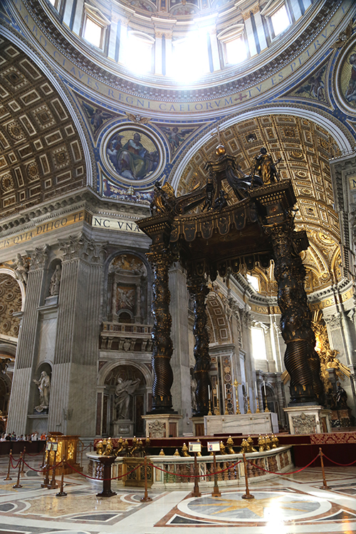 Vatican.
Basilique Saint Pierre.
Le grand baldaquin central en Bronze exÃ©cutÃ© par le Bernin.