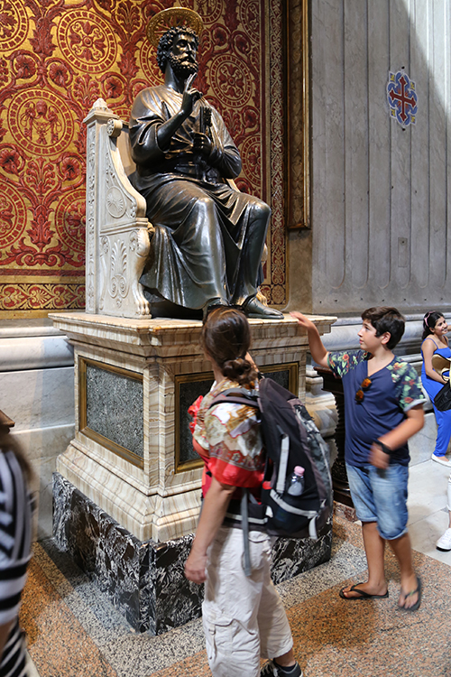 Vatican.
Basilique Saint Pierre.
La statue en bronze de Saint-Pierre vÃ©nÃ©rÃ©e par les fidÃ¨les... et Fabienne ! (ou presque...).
Vous aurez remarquÃ© le chÃ¢le du Vatican que porte Fabienne pour cacher ses Ã©paules...