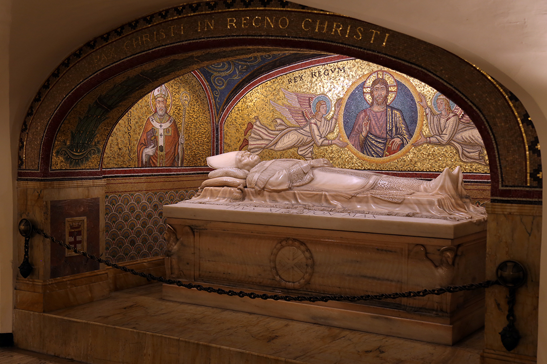 Vatican.
Basilique Saint Pierre.
Sous la nef centrale se trouvent les grottes du Vatican oÃ¹ l'on retrouve le tombeau de Saint-Pierre et des diffÃ©rents papes.