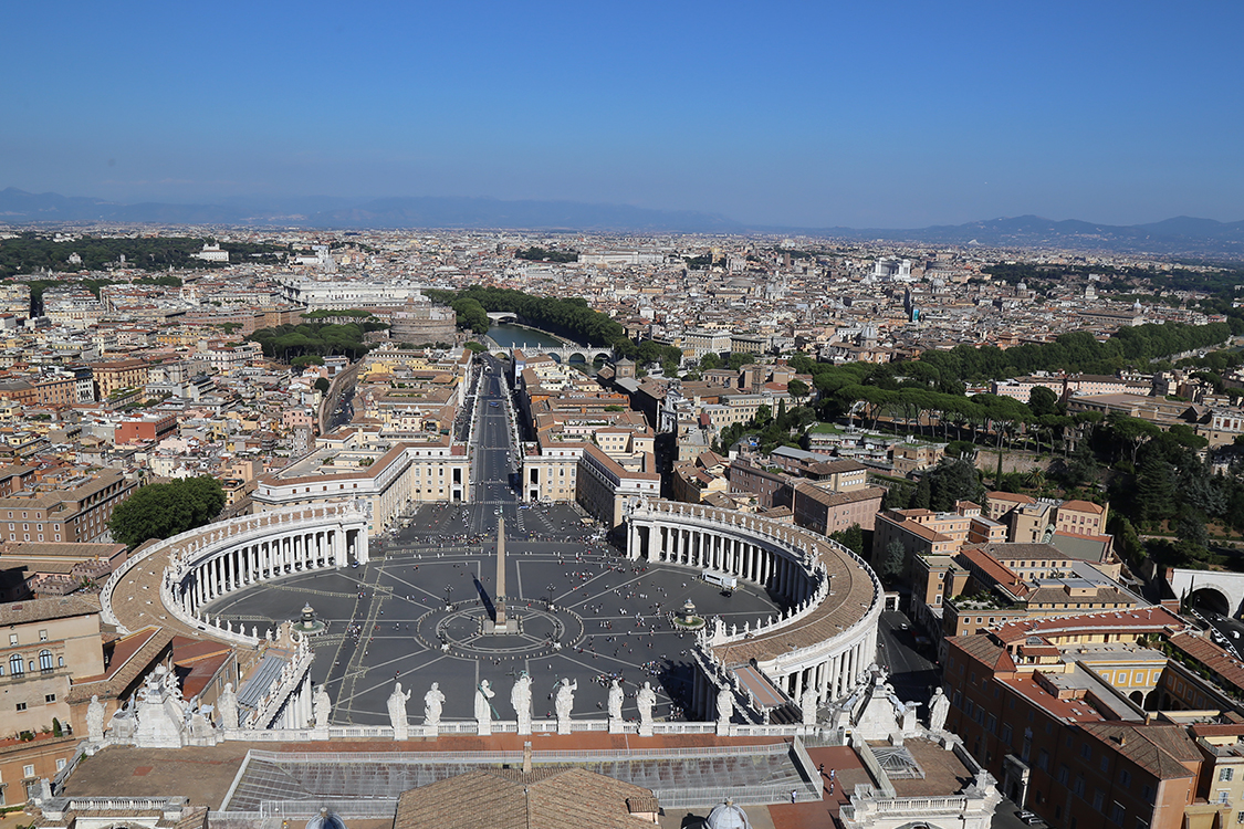 Vatican.
Vue depuis la coupole sur la majestueuse place Saint-Pierre, et au premier plan les statues colossales de la faÃ§ade figurant le Christ, Saint Jean-Baptiste et les ApÃ´tres, hormis Saint Pierre.