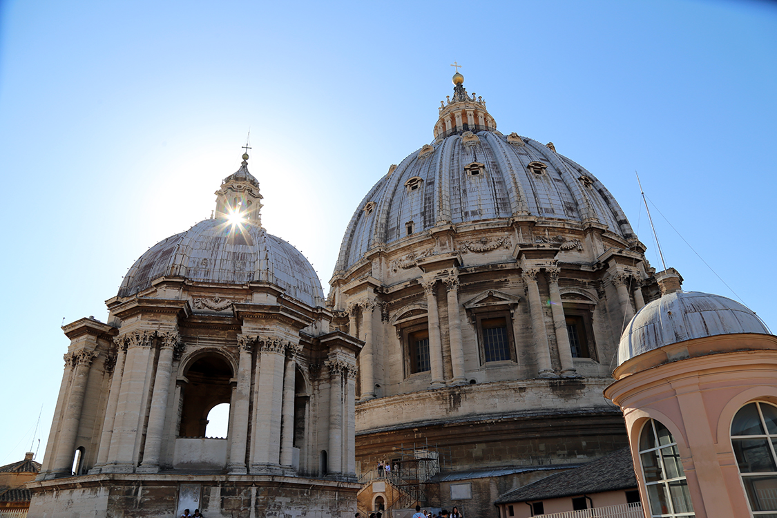 Vatican.
Basilique de Saint-Pierre.
L'imposante coupole conÃ§ue par Michel-Ange (il n'a pas chÃ´mÃ© durant sa vie !!!), permet, aprÃ¨s une belle montÃ©e, de jouir aussi bien d'un panorama Ã  l'extÃ©rieur qu'une vue impressionnante sur l'intÃ©rieur et principalement le baldaquin.