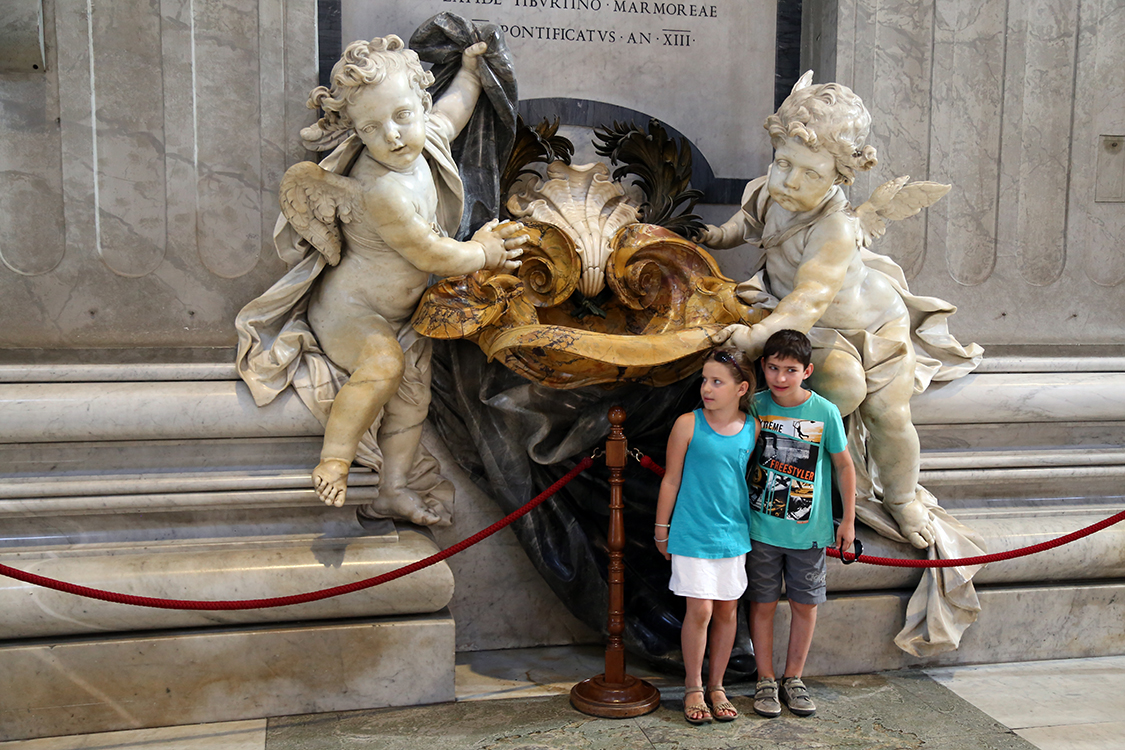 Vatican.
Basilique Saint-Pierre.
On a l'impression que l'ange de droite en a un peu marre de voir dÃ©filer les touristes... et Fanny n'a pas l'air rassurÃ©e...