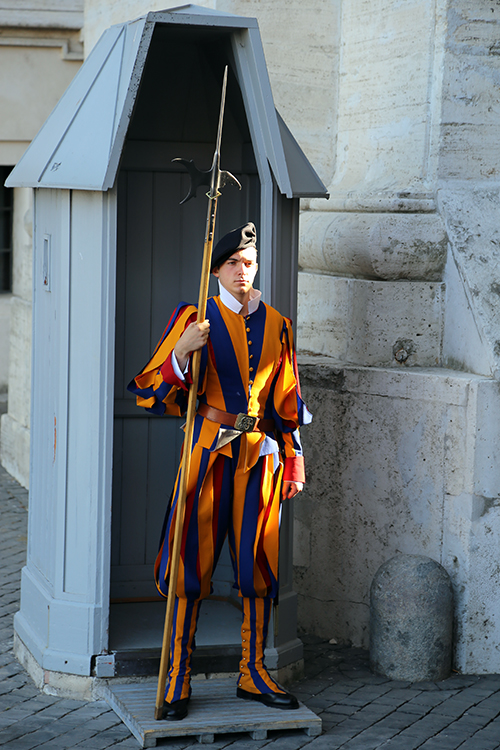 Vatican.
La garde suisse pontificale est la plus petite armÃ©e au monde avec 110 soldats de nationalitÃ© suisse. Elle a Ã©tÃ© crÃ©Ã©e le 22 janvier 1506.
Leur drÃ´le de costume n'a pas changÃ© depuis plus d'un siÃ¨cle.