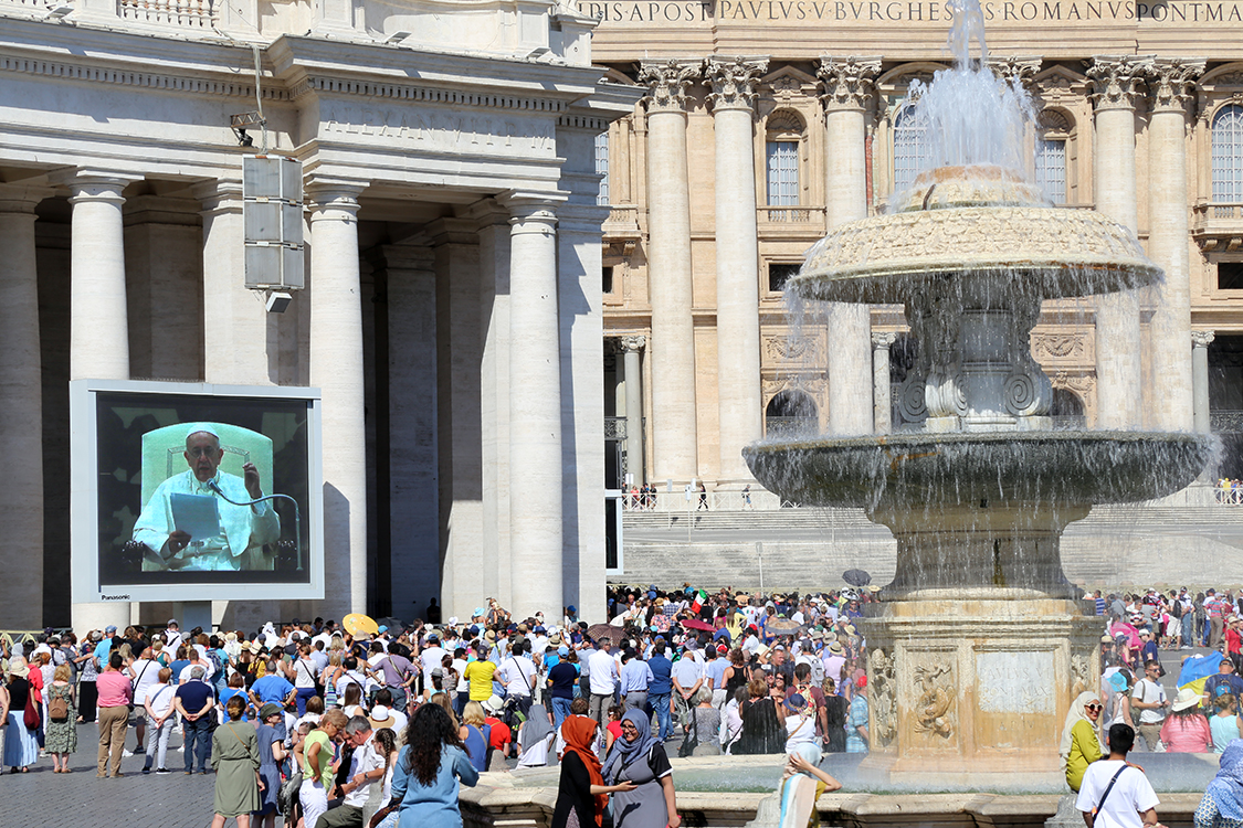 Vatican.
Le mercredi matin quand il est au Vatican, le pape tient une audience gÃ©nÃ©rale pour les pÃ¨lerins du monde entier. On espÃ©rait donc le voir Ã  sa fenÃªtre depuis la place Saint-Pierre (comme nous avions vu il y a quelques annÃ©es le pape Jean Paul II). Mais, sÃ©curitÃ© oblige (?), son audience a eu lieu dans une salle et retransmise sur Ã©crans gÃ©ants...