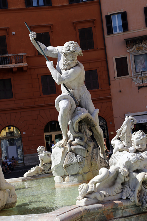 Rome.
La place Navone, trÃ¨s animÃ©e, a Ã©tÃ© construite sur les ruines d'un stade romain dont elle garde la forme exacte.
En tout cas, rien Ã  redire sur les glaces du coin !