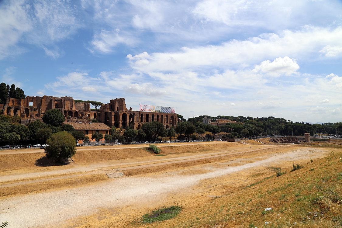 Rome.
Le grand cirque Circus Maximus oÃ¹ se dÃ©roulaient des courses de chars, surplombÃ© par des palais du Palatin, lÃ  oÃ¹ les fameux jumeaux Romulus et RÃ©mus ont fondÃ© la ville de Rome.
Mythologie et Histoire se rejoignent sur cette colline...
Et juste derriÃ¨re le Palatin, le forum.