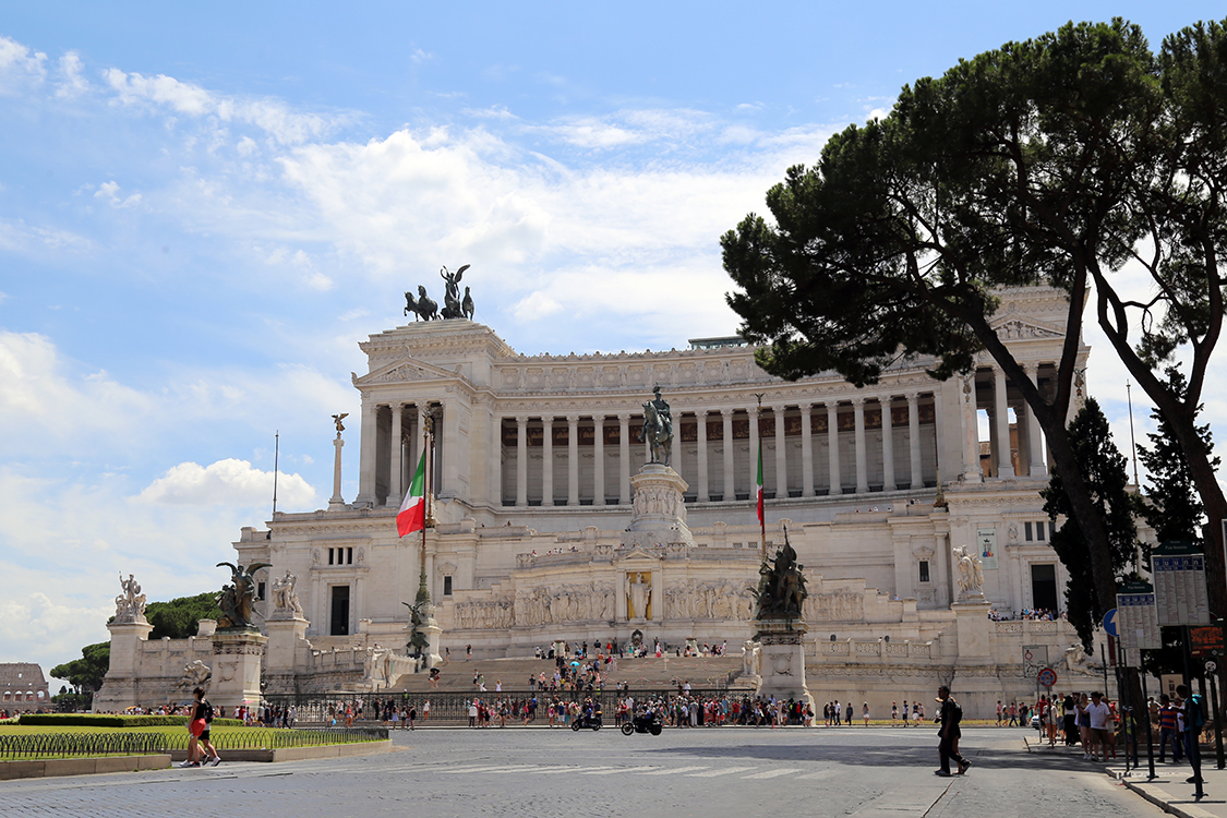 Rome.
Le Capitole, l'autre colline qui entoure le forum avec son palais et le gigantesque Monument de Victor-Emmanuel II, premier roi d'Italie et 