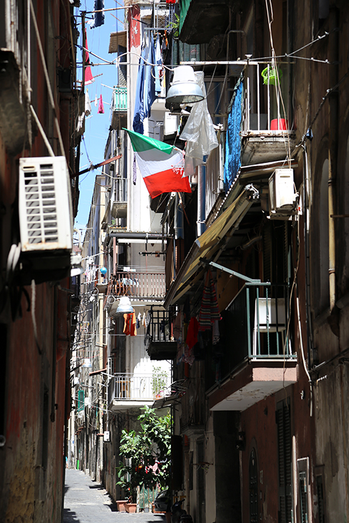 Naples.
On dÃ©couvre la ville en flÃ¢nant dans ses ruelles tellement typiques, avec les Vespas pÃ©taradantes et le linge qui sÃ¨che entre les immeubles.