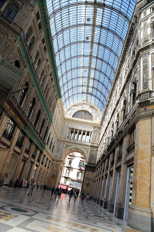 Naples.
Galleria Umberto I.
Un centre commercial qui date de la fin du 19Ã¨ siÃ¨cle, et qui donne sur la via Toledo, la rue centrale de Naples.