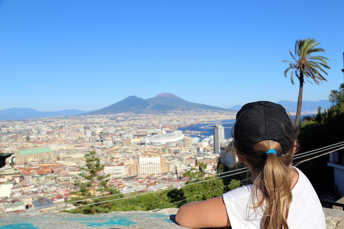 Naples.
Vue panoramique sur la ville, avec le VÃ©suve au loin qui veille...