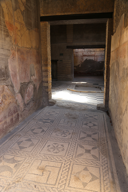 Herculaneum.
Le fait d'Ãªtre recouvert de boue a conservÃ© de maniÃ¨re remarquable tous les monuments de la ville.
Les mosaÃ¯ques, peintures, plafonds et mÃªmes certains Ã©lÃ©ments en bois ont parfaitement traversÃ©s les siÃ¨cles.
La redÃ©couverte de la ville s'est faire au 18Ã¨me siÃ¨cle, par hasard. Mais les fouilles sont trÃ¨s difficiles Ã  cause de l'Ã©paisse couche solidifiÃ©e.
Seuls 40% de la ville a Ã©tÃ© explorÃ©e, le reste Ã©tant enfoui sous la nouvelle ville. De nouvelles dÃ©couvertes restent donc Ã  faire ces prochaines dÃ©cennies.