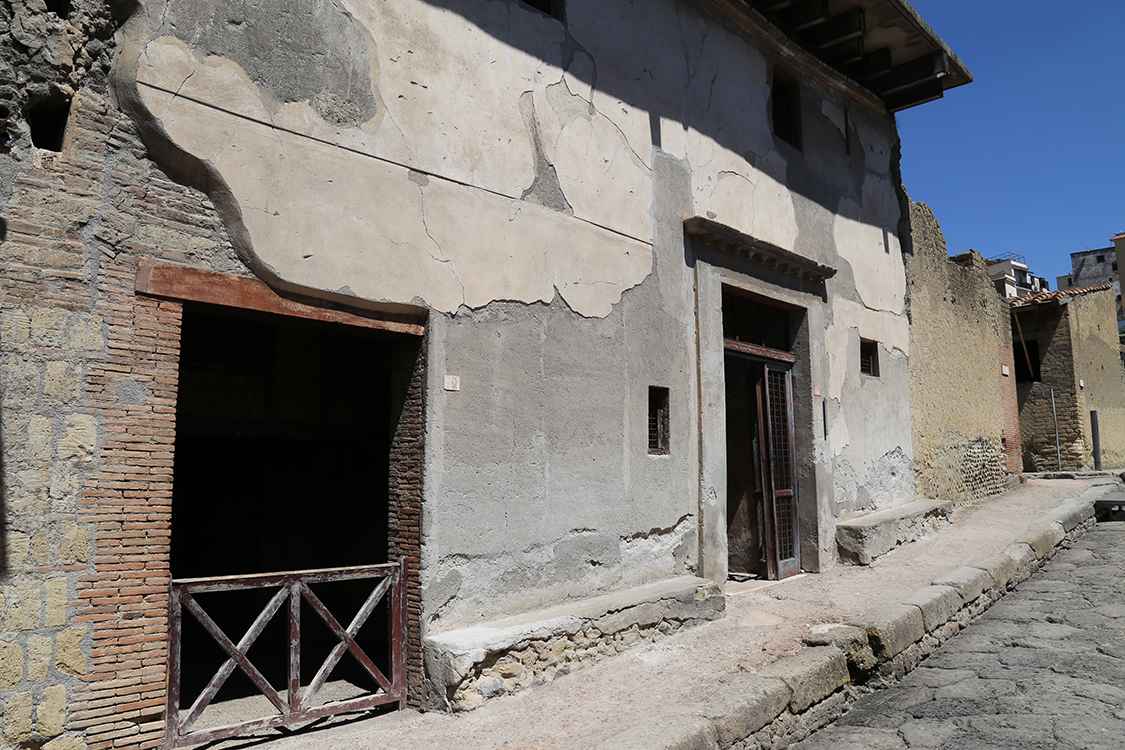 Herculaneum.
On imagine souvent les maisons romaines en pierre, mais elles Ã©taient recouvertes d'une couche blanche, comme on peut le voir ici.