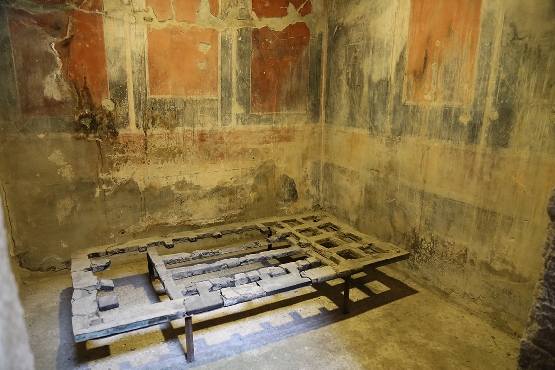 Herculaneum.
Un lit en bois carbonisÃ©.
Dans cette ville, on a parfois l'impression de rentrer dans l'intimitÃ© des gens de l'Ã©poque, et il est assez aisÃ© d'imaginer les maisons telles qu'elles pouvaient Ãªtre.
C'est assez magique...