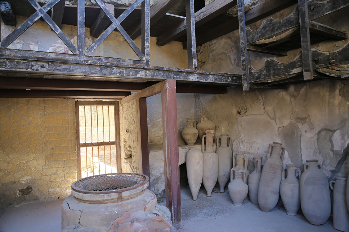 Herculaneum.
La maison de Neptune et dâ€™Amphitrite et sa boutique.
Le mobilier en bois et les amphores sont parfaitement conservÃ©s. On s'y croirait !