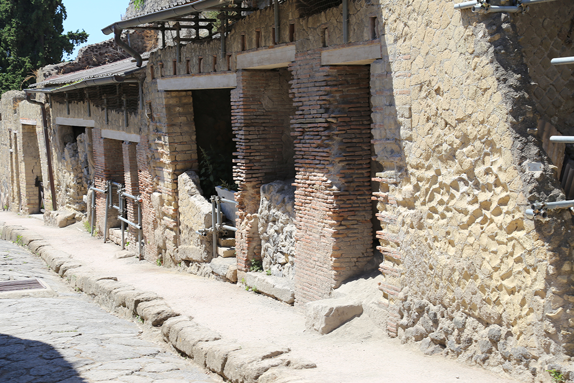 Herculaneum.
Une des rues de la ville.
Il existait dÃ©jÃ  des Ã©gouts sous la chaussÃ©e, et certaines maisons Ã©taient Ã©quipÃ©es de latrines privÃ©es.