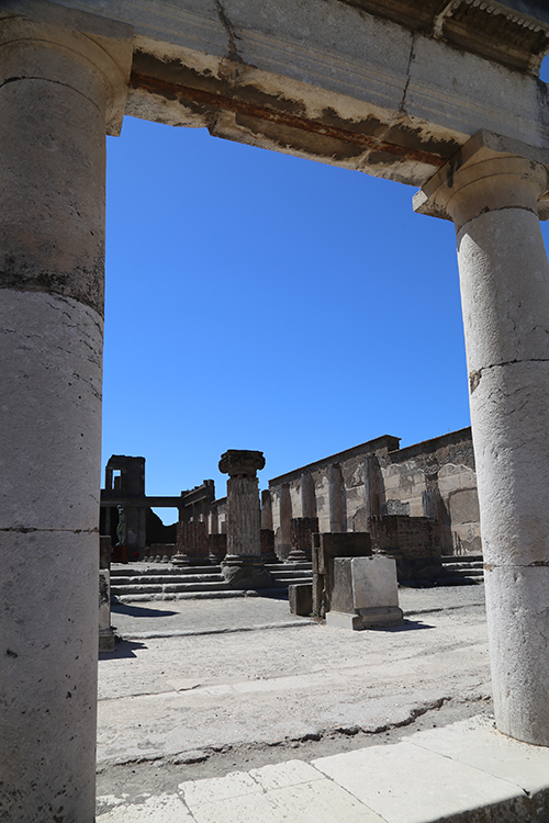 PompÃ©i.
La basilique vue du forum.
La ville a Ã©tÃ© recouverte de cendres le 24 aoÃ»t 79, la faisant tomber dans l'oubli jusqu'au milieu du 18Ã¨me siÃ¨cle.
La citÃ© comptait environ 20 000 habitants. Ce fut un vÃ©ritable drame, et en mÃªme temps une 