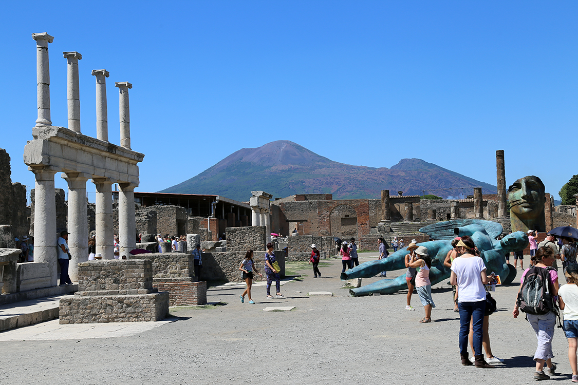 PompÃ©i.
Le VÃ©suve vu de la place du forum, le centre religieux, politique, Ã©conomique et social de la ville.