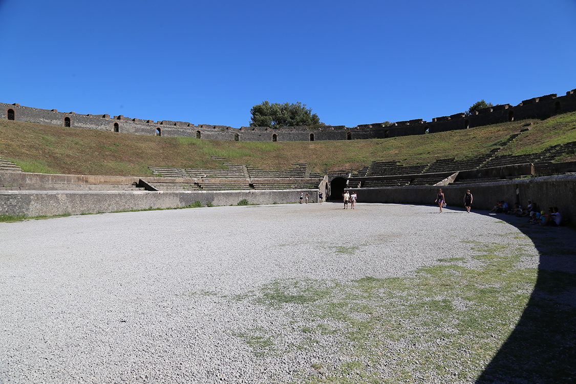 PompÃ©i.
Il se dÃ©roulait dans cette arÃ¨ne des rencontres de lutteurs, des combats de gladiateurs entre eux ou contre des bÃªtes.