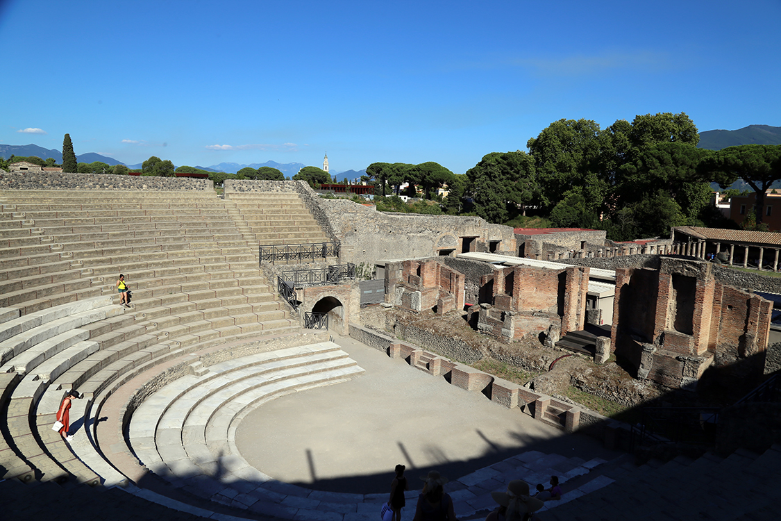 PompÃ©i.
Le grand thÃ©Ã¢tre.
Comme dans tous le thÃ©Ã¢tres romains, les places du bas Ã©taient rÃ©servÃ©es aux personnages importants, au milieu, la plus grande partie des gradins accueillait le peuple, et tout en haut, se trouvaient les mendiants et les esclaves. 
La hiÃ©rarchie sociale qui existe depuis si longtemps se retrouve ici aussi...