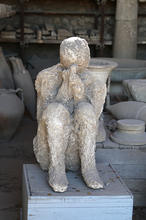 PompÃ©i.
Les cendres ont brÃ»lÃ© tous les tissus vivants, puis se sont dÃ©posÃ©es, crÃ©ant Ã  la fois une gaine protectrice et une image en creux de l'objet dÃ©truit.
Par une technique de moulage, on peut voir les victimes dans l'attitude oÃ¹ la mort les a surpris.