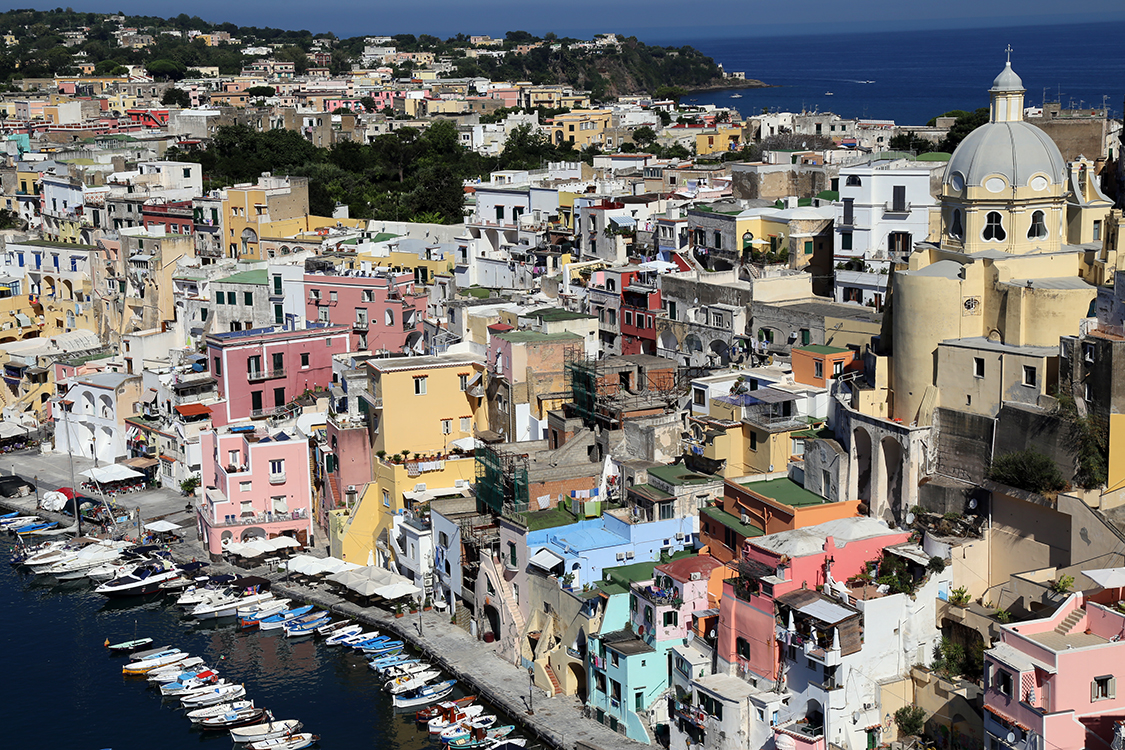 Ile de Procida.
On trouve 3 Ã®les dans le golf de Naples : Procida, Ischia et Capri (bien connue grÃ¢ce Ã  un certain HervÃ© Vilard).
Procida est la plus petite, et c'est celle-ci que l'on a dÃ©cidÃ© de visiter.
Le petit port de pÃªche est magnifique !