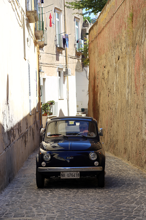 Ile de Procida.
Les petites ruelles sont trÃ¨s chouettes, et tellement typiques avec ces Fiat 500 !