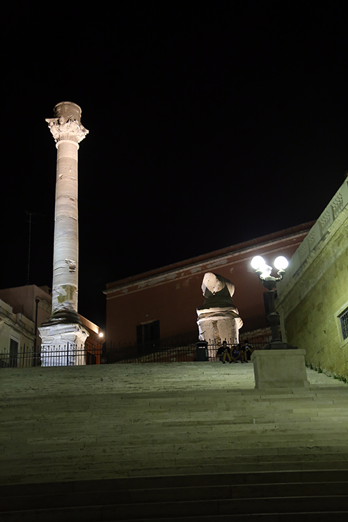 Brindisi.
Les 2 colonnes qui marquent la fin de la voie Appia qui part de Rome. Cette voie de prÃ¨s de 500 km est Ã  l'origine de l'expression 