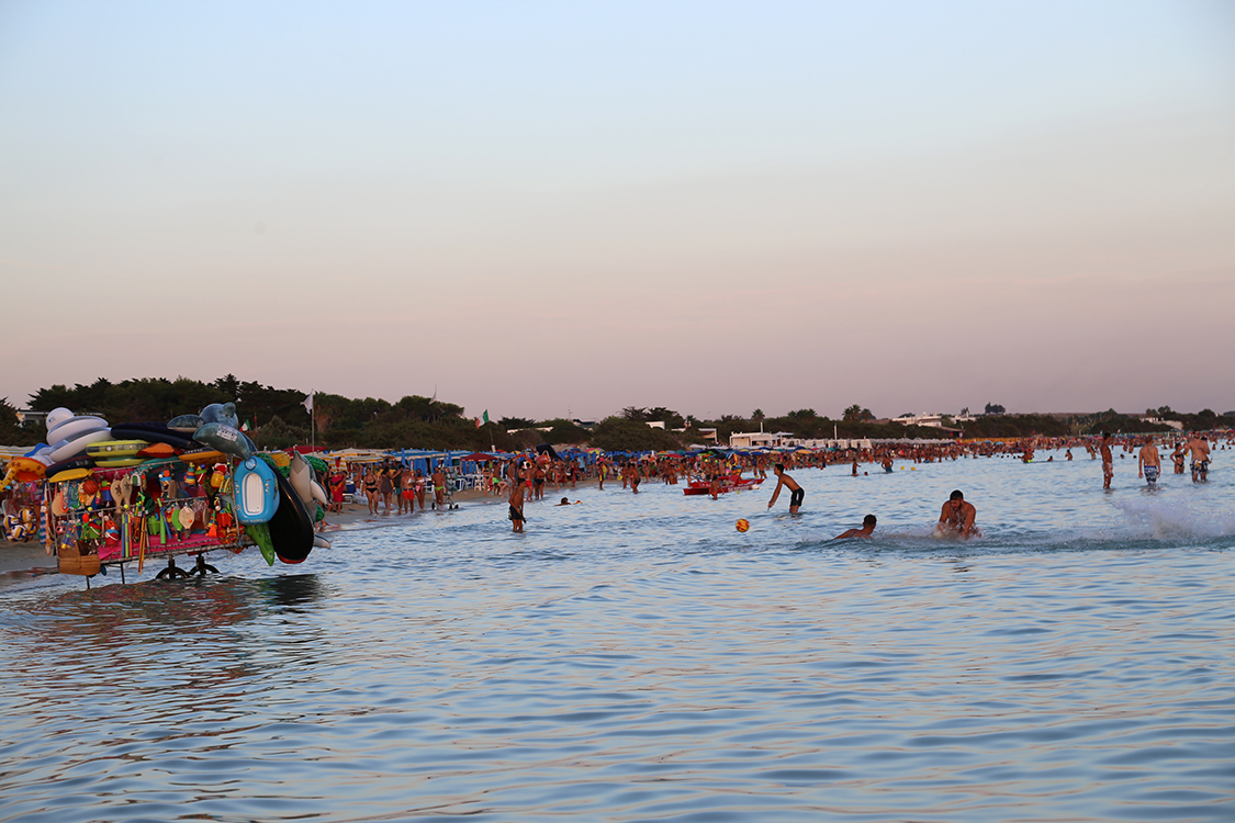 Torre Lapilo.
La plage telle qu'on ne l'aime pas...
Les Pouilles commencent Ã  subir le tourisme de masse. Tonio nous disait que quand il Ã©tait jeune, il n'y avait personne sur les plages.