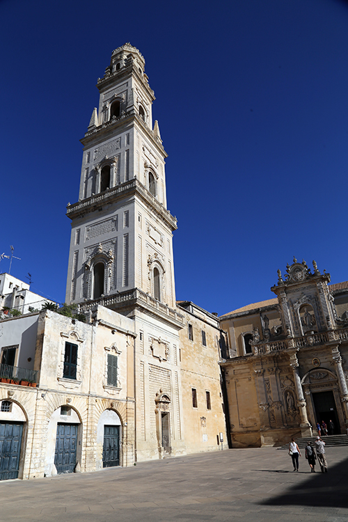 Lecce.
Piazza del Duomo, de style baroque. La pierre utilisÃ©e est appelÃ©e la 