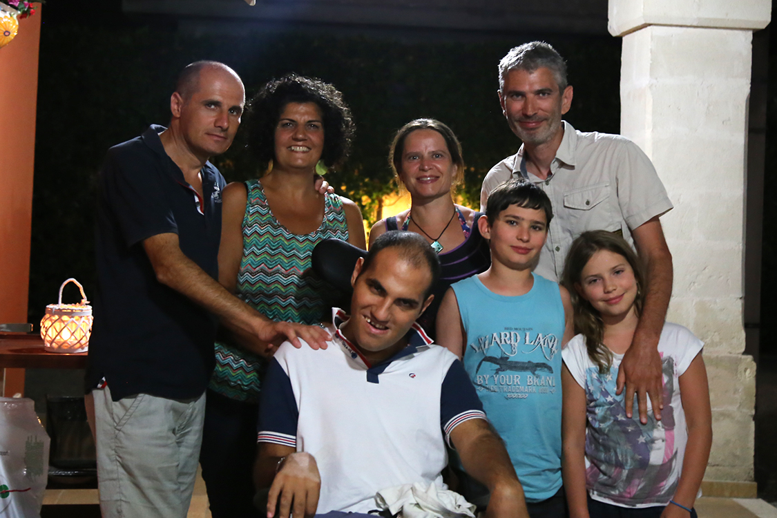 Monteroni di Lecce.
Tonio et Anna ont un fils Federico qui communique Ã  l'aide d'un tableau de lettres et de mots courants qu'il pointe du doigt.
Nous n'avons pas rÃ©ussi Ã  discuter avec lui, mais on sait qu'il comprenait beaucoup de choses et qu'il a Ã©tudiÃ© plusieurs langues dont le FranÃ§ais.