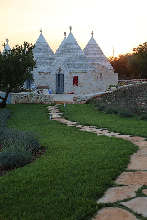 Ostuni.
Initialement, ces constructions Ã©taient saisonniÃ¨res dans les champs ou permanentes pour les ouvriers agricoles.
Aujourd'hui, elles sont restaurÃ©es et deviennent de belles demeures...