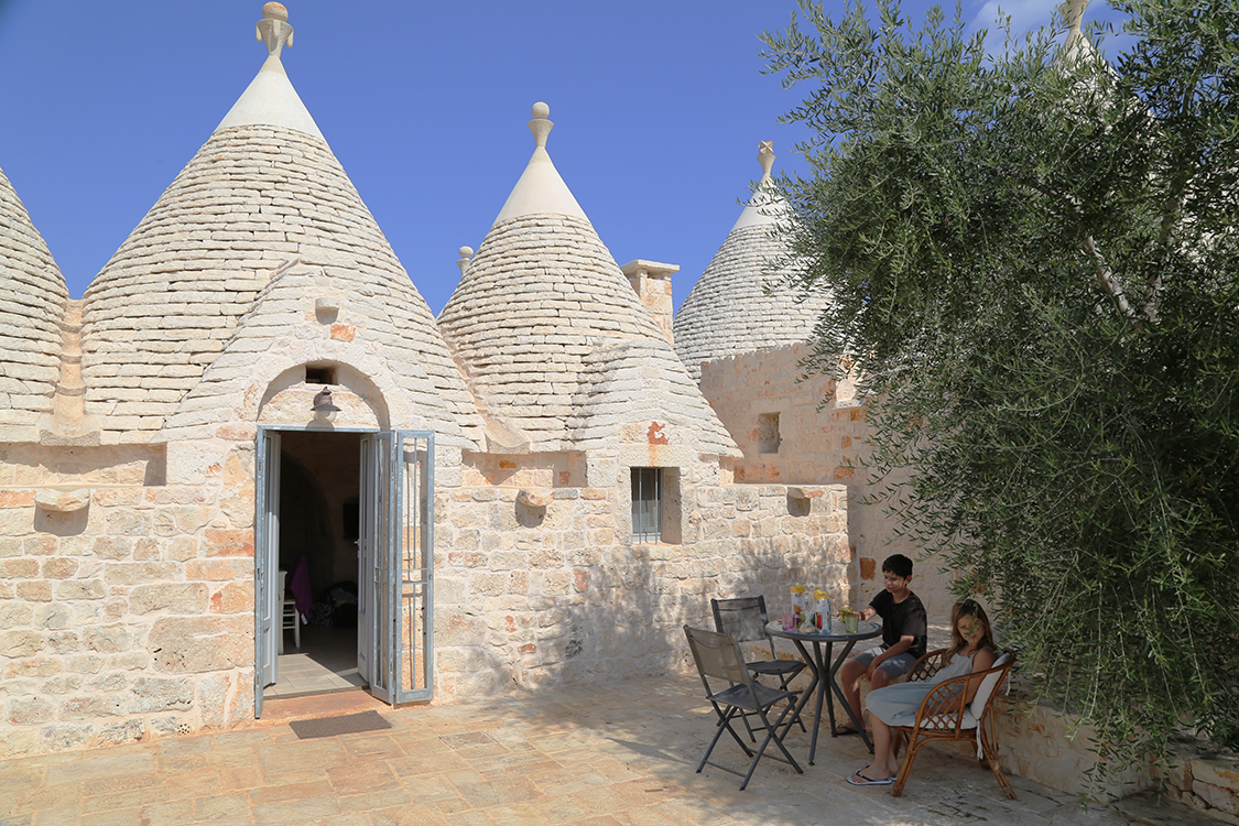 Ostuni.
On n'utilise qu'une partie du grand trullo, mais notre terrasse est bien agrÃ©able...