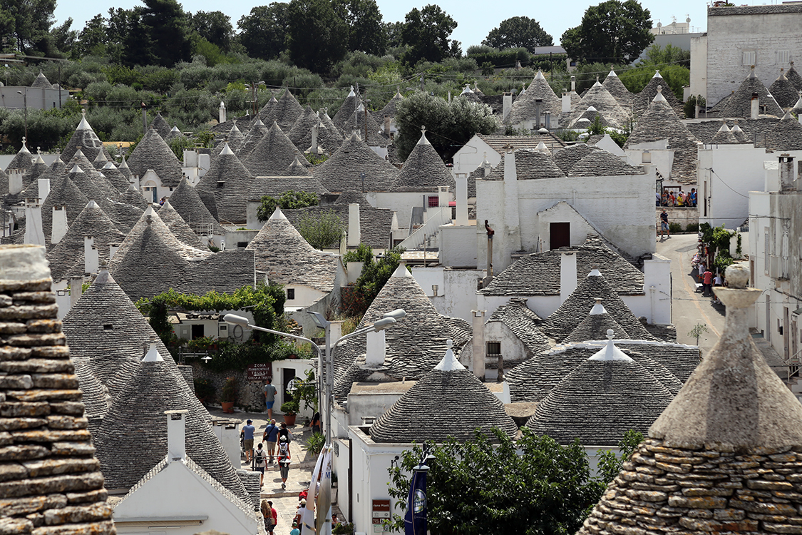 Alberobello.
Une des villes les plus Ã©tonnantes de la rÃ©gion avec son quartier de trulli. On en compte environ 1500, et ces maisons sont classÃ©es au patrimoine mondial de l'UNESCO.
C'est Ã©videmment trÃ¨s touristique, mais la ville est vraiment trÃ¨s belle !