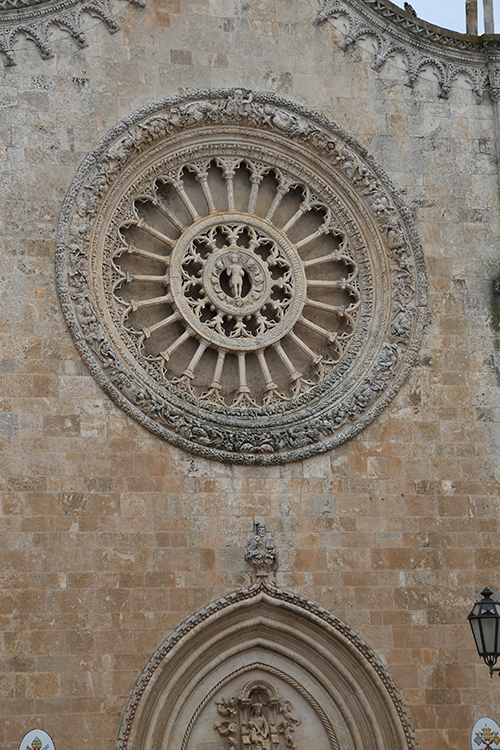 Ostuni.
TrÃ¨s belle rosace sur la faÃ§ade de la cathÃ©drale !