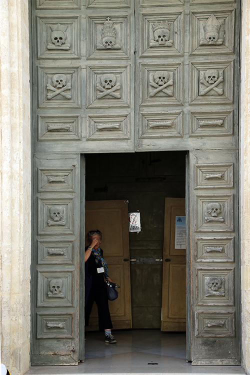 Matera.
L'Ã©glise du Purgatoire... sacrÃ© programme !
On n'avait jamais vu une Ã©glise oÃ¹ tÃªtes de mort et squelettes agrÃ©mentent la faÃ§ade et l'intÃ©rieur.
Cette porte sur le thÃ¨me de la mort montre des crÃ¢nes parfois ornÃ©s de couvre-chefs de souverains et de prÃ©lats, afin de souligner lâ€™Ã©galitÃ© de tous les hommes aprÃ¨s la mort.