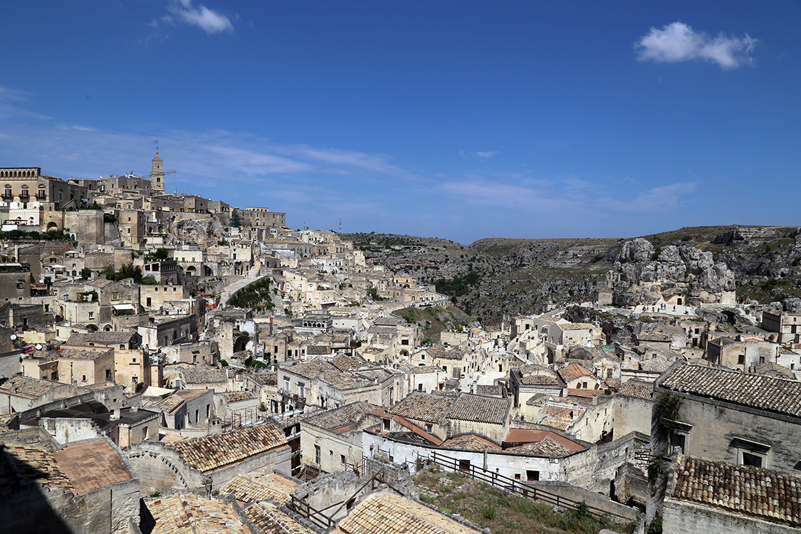 Matera.
On sort un peu des Pouilles pour passer la journÃ©e dans la rÃ©gion de la Basilicate, et notamment Ã  Matera, un village Ã©tonnant qui s'Ã©tale sur les collines creusÃ©es par une petite riviÃ¨re.
La ville est cÃ©lÃ¨bre pour ses habitats troglodytiques appelÃ©s Sassi.