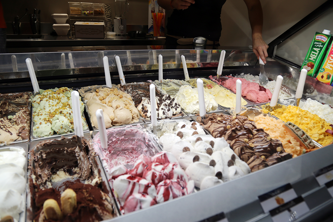 Ostuni.
TrÃ¨s animÃ© le soir, Ostuni nous offre notre derniÃ¨re pizza et glace du sÃ©jour !