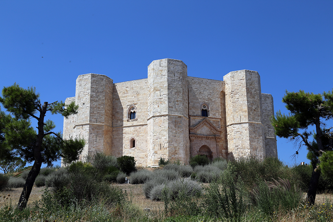 Castel del Monte.
Sur la route du retour vers Rome, petite halte pour visiter un chÃ¢teau du 13Ã¨me siÃ¨cle. Le chiffre 8 est prÃ©sent de partout : plan octogonal, 8 tours octogonales, 8 piÃ¨ces par Ã©tage...
Par contre, la fonction exacte de cet impressionnant Ã©difice est encore inconnue...