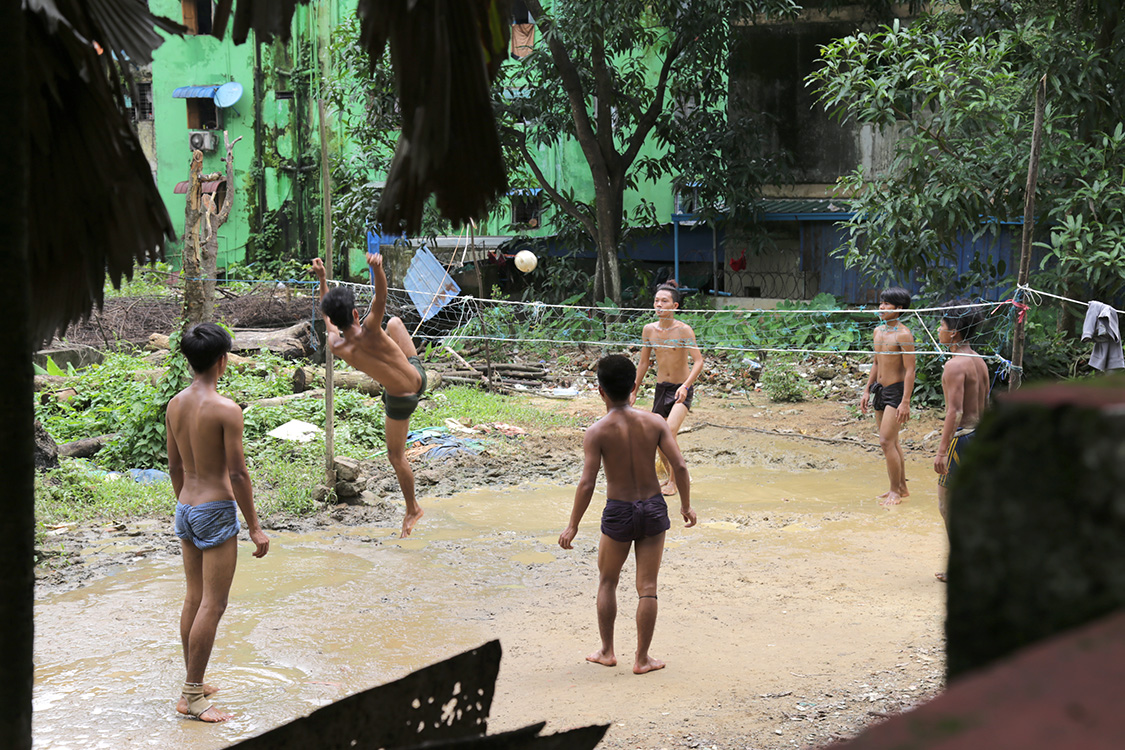 Yangon.
DÃ©couverte de Yangon et du Chinlon, un jeu pratiquÃ© partout en Birmanie (et autres pays d'Asie). Et il faut bien avouer qu'ils sont sacrÃ©ment douÃ©s pour ne pas faire tomber cette petite balle en rotin tressÃ©.